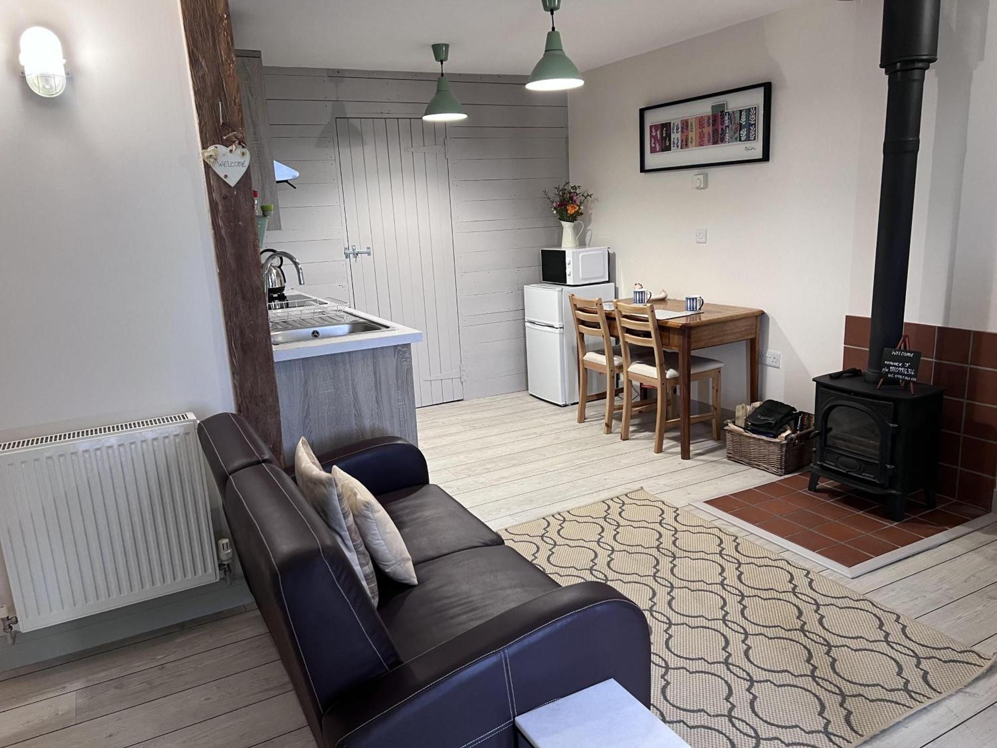 Poachers Hut - Captivating 1-Bed Cottage Shorwell Buitenkant foto